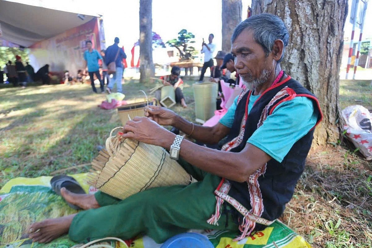 Chùm ảnh: Xem nghệ nhân Bahnar ở Gia Lai thi đan lát, dệt thổ cẩm truyền thống