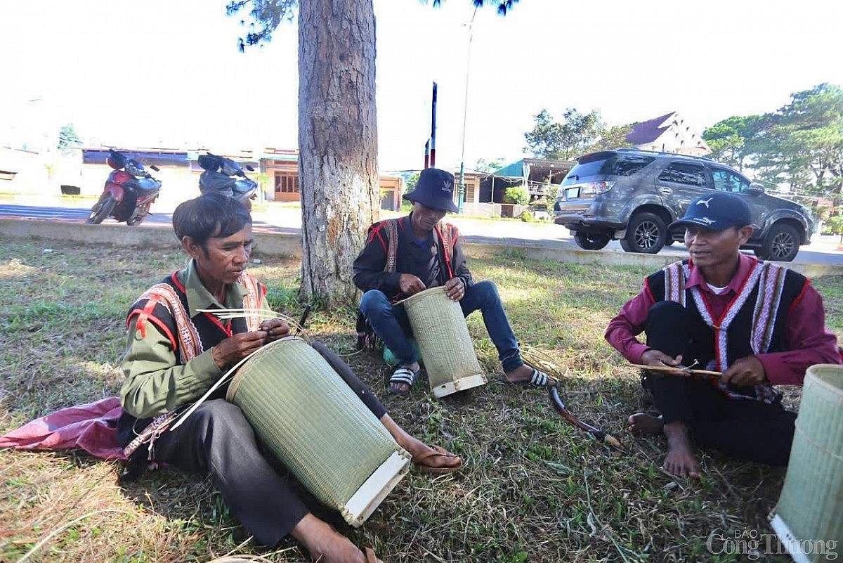 Chùm ảnh: Xem nghệ nhân Bahnar ở Gia Lai thi đan lát, dệt thổ cẩm truyền thống