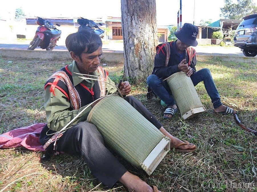 Chùm ảnh: Xem nghệ nhân Bahnar ở Gia Lai thi đan lát, dệt thổ cẩm truyền thống