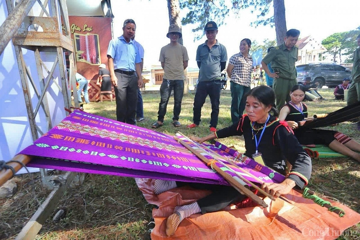 Chùm ảnh: Xem nghệ nhân Bahnar ở Gia Lai thi đan lát, dệt thổ cẩm truyền thống