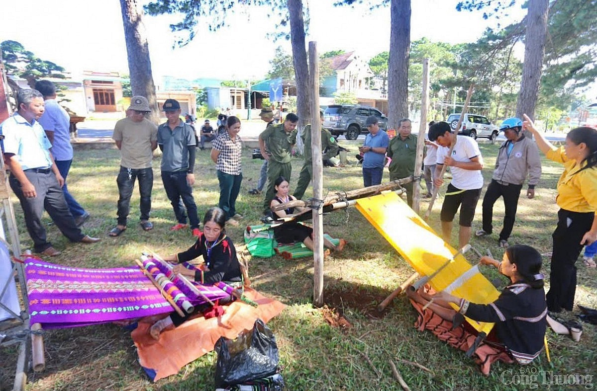 Chùm ảnh: Xem nghệ nhân Bahnar ở Gia Lai thi đan lát, dệt thổ cẩm truyền thống