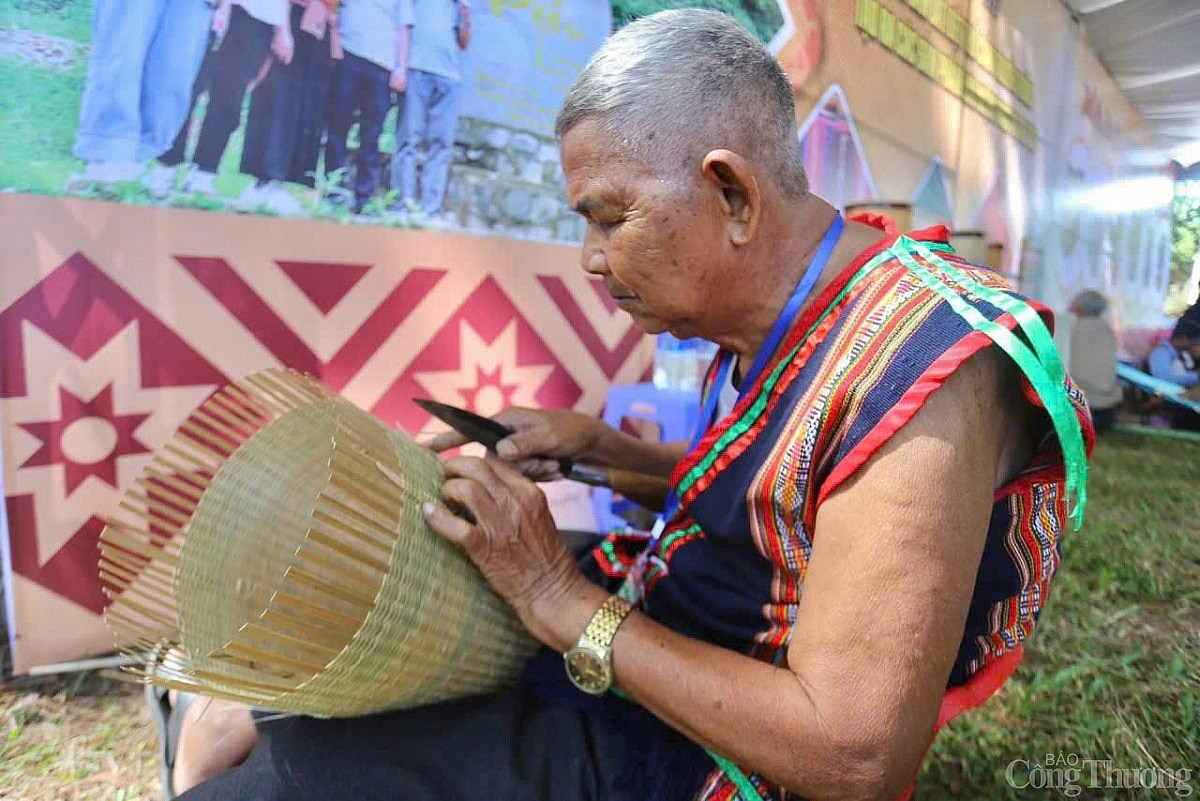 Chùm ảnh: Xem nghệ nhân Bahnar ở Gia Lai thi đan lát, dệt thổ cẩm truyền thống