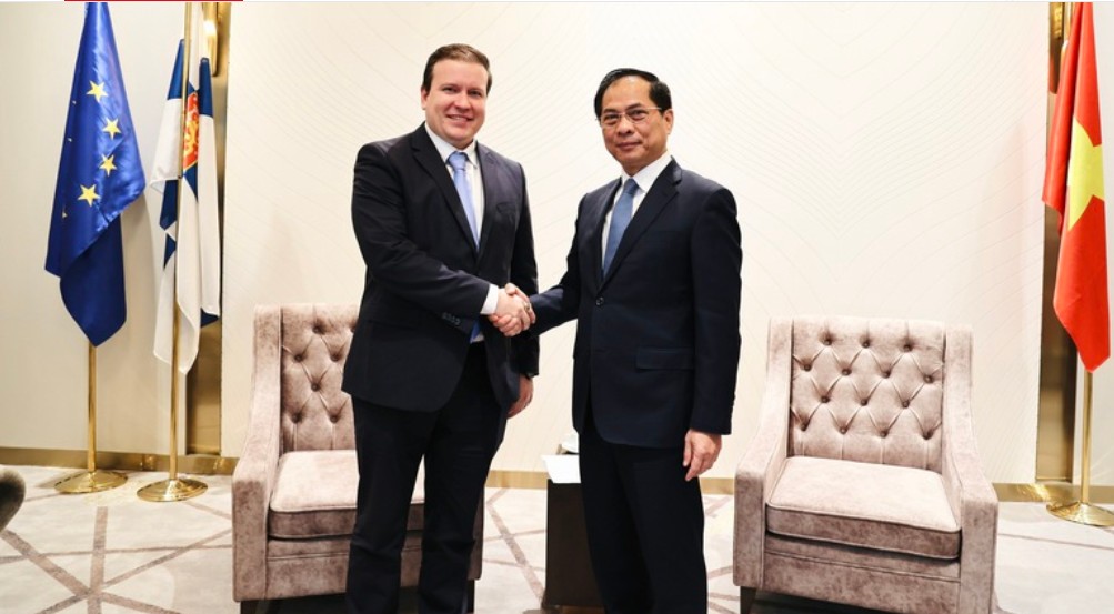 Phó Thủ tướng, Bộ trưởng Bộ Ngoại giao Bùi Thanh Sơn và Bộ trưởng Bộ Ngoại thương và Phát triển Phần Lan Ville Tapani Tavio. (Ảnh: VGP/Minh Ngọc) Phó Thủ tướng, Bộ trưởng Bộ Ngoại giao Bùi Thanh Sơn và Bộ trưởng Bộ Ngoại thương và Phát triển Phần Lan Ville Tapani Tavio. (Ảnh: VGP/Minh Ngọc)
