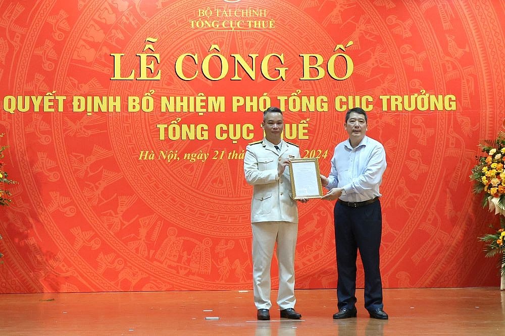 Thứ trưởng Bộ Tài chính Cao Anh Tuấn trao Quyết định bổ nhiệm Phó Tổng cục trưởng Tổng cục Thuế cho ông Vũ Mạnh Cường Thứ trưởng Bộ Tài chính Cao Anh Tuấn trao Quyết định bổ nhiệm Phó Tổng cục trưởng Tổng cục Thuế cho ông Vũ Mạnh Cường