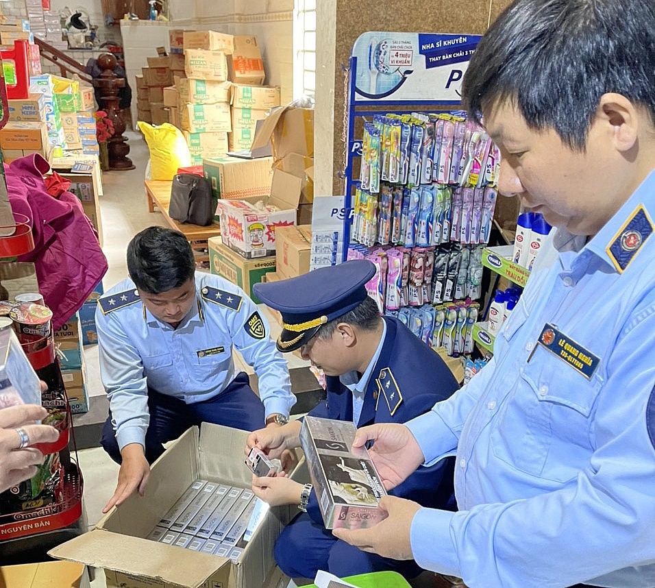 Hình ảnh các Đội QLTT kiểm tra thuốc lá giả Hình ảnh các Đội QLTT kiểm tra thuốc lá giả