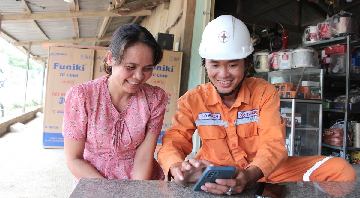 Nhân viên điện lực giới thiệu ứng dụng EVNCPC CSKH đến khách hàng Nhân viên điện lực giới thiệu ứng dụng EVNCPC CSKH đến khách hàng