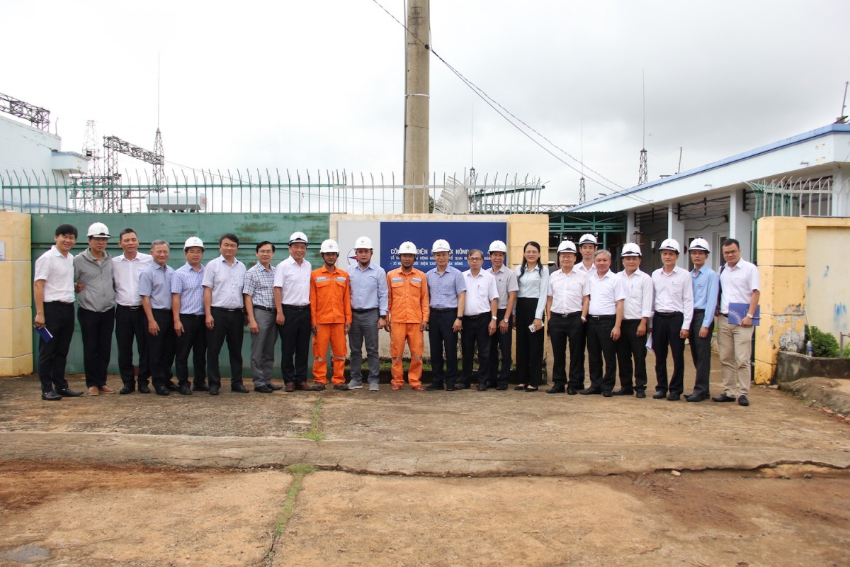 Đoàn công tác HĐTV EVNCPC chụp hình lưu niệm với CBCNV Xí nghiệp Lưới điện cao thế Đắk Nông, lãnh đạo Công ty Điện lực Đắk Nông