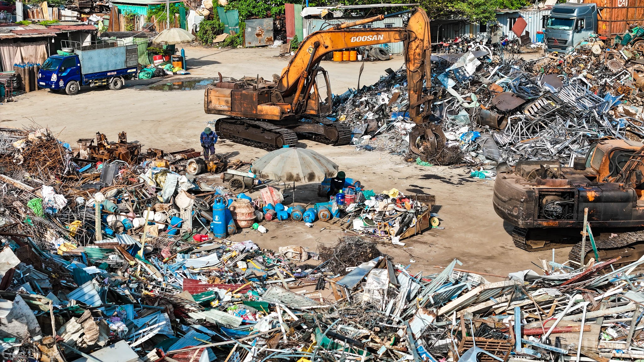 Đại lộ Thăng Long: Nguy cơ cháy nổ từ những đống phế liệu khổng lồ