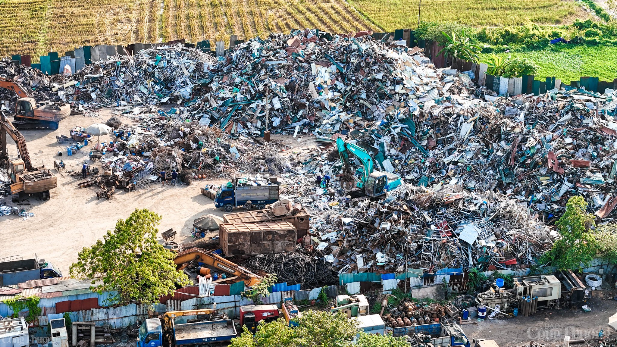 Đại lộ Thăng Long: Nguy cơ cháy nổ từ những đống phế liệu khổng lồ