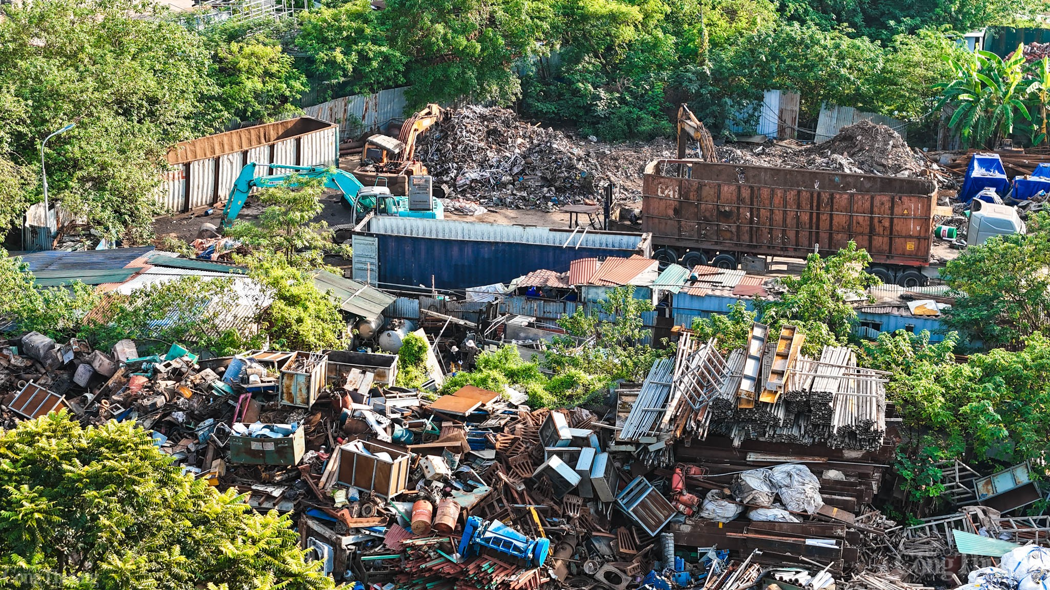 Đại lộ Thăng Long: Nguy cơ cháy nổ từ những đống phế liệu khổng lồ