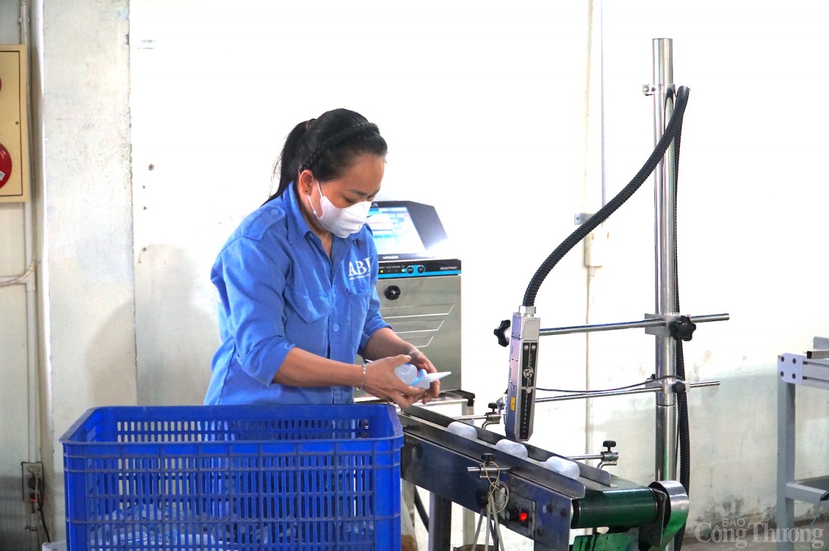 Sản xuất tại Công ty keo dán vải nhám Bá Lộc hiện đã tự động hóa gần 100% Sản xuất tại Công ty keo dán vải nhám Bá Lộc hiện đã tự động hóa gần 100%