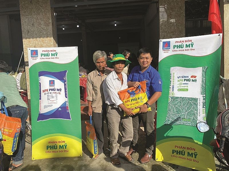 Nông dân và gánh nặng phân bón Nông dân và gánh nặng phân bón