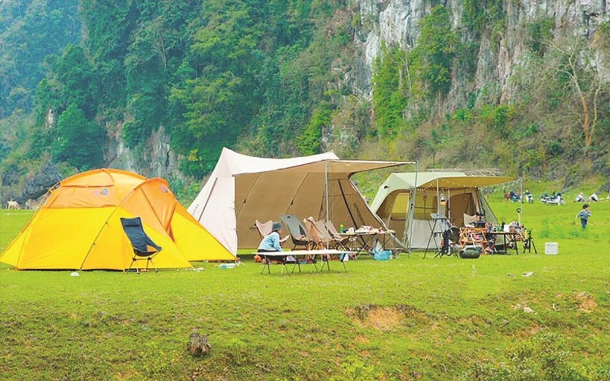 - Hoạt động cắm trại của du khách tại Thảo nguyên Đồng Lâm, xã Hữu Liên, huyện Hữu Lũng, tỉnh Lạng Sơn - Hoạt động cắm trại của du khách tại Thảo nguyên Đồng Lâm, xã Hữu Liên, huyện Hữu Lũng, tỉnh Lạng Sơn