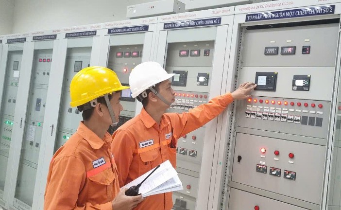 Nhân viên vận hành kiểm tra tình trạng làm việc của hệ thống giám sát chạm đất DC online Nhân viên vận hành kiểm tra tình trạng làm việc của hệ thống giám sát chạm đất DC online