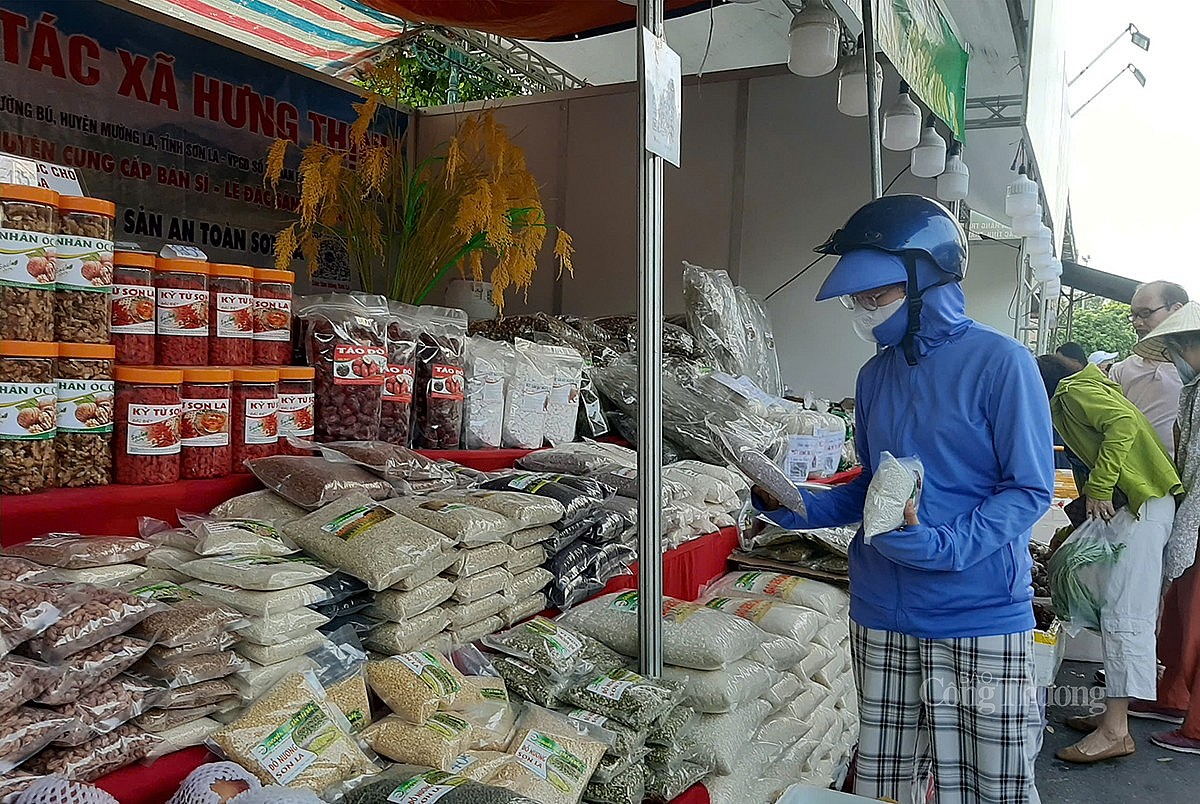 Tuần hàng trái cây, nông sản các tỉnh, thành phố năm 2024 tại Vườn hoa Lạc Long Quân (Hà Nội) diễn ra từ ngày 25/10 đến 29/10 hút người tiêu dùng Thủ đô Tuần hàng trái cây, nông sản các tỉnh, thành phố năm 2024 tại Vườn hoa Lạc Long Quân (Hà Nội) diễn ra từ ngày 25/10 đến 29/10 hút người tiêu dùng Thủ đô