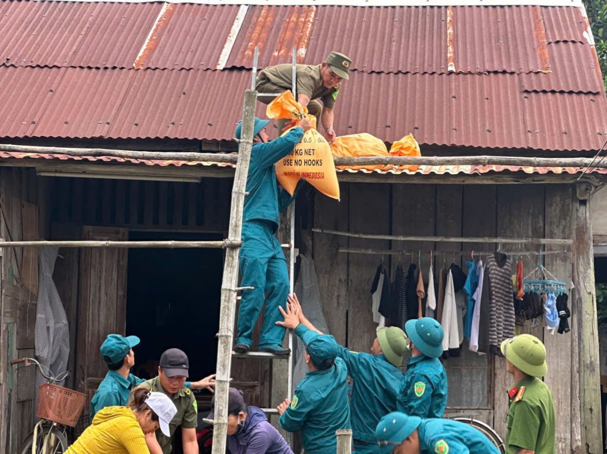 Công an, dân phòng hỗ trợ người dân chằng chống nhà cửa (Ảnh:CTV)