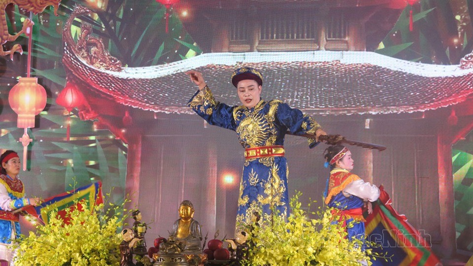 Tiết mục khai mạc, giá hầu quan Tuần Tranh của Nghệ nhân Ưu tú Nguyễn Trần Tuấn Anh tại Liên hoan- Ảnh: Báo Bắc Ninh