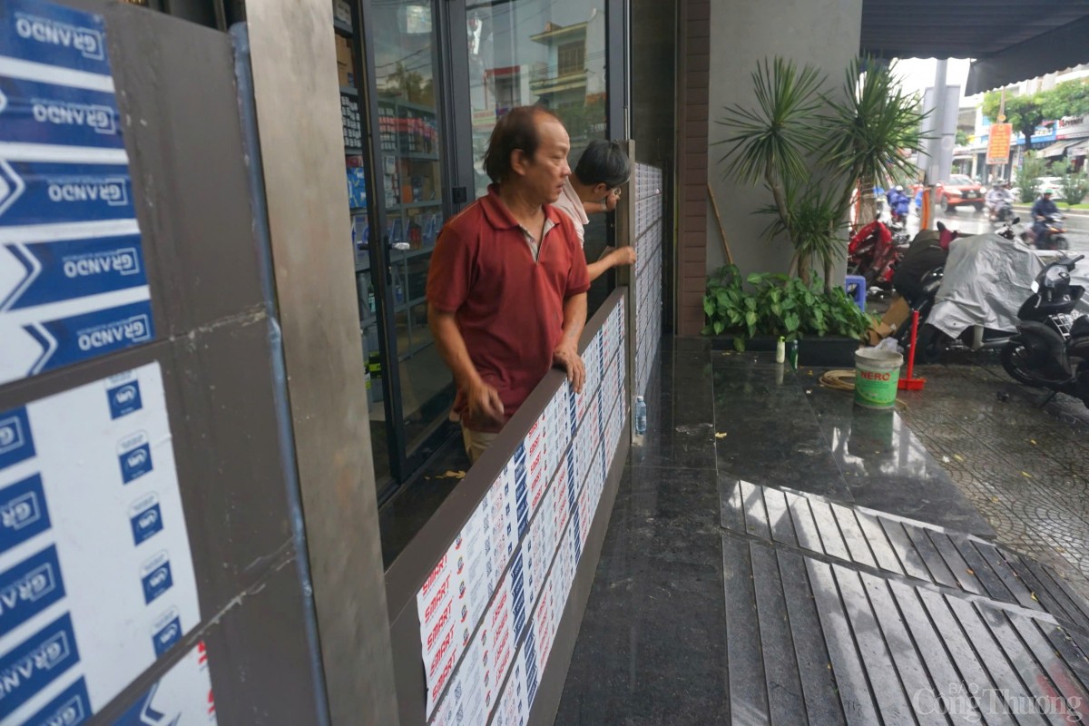 Ông Trần Văn Tú (ở đường Tôn Đức Thắng) cho hay, rút kinh nghiệm từ đợt ngập lịch sử tháng 10/2022, khi nghe dự báo mưa lớn có thể gây ngập ông đã vội thuê người dựng trụ nhôm và mua các tấm nhựa để dựng đê.