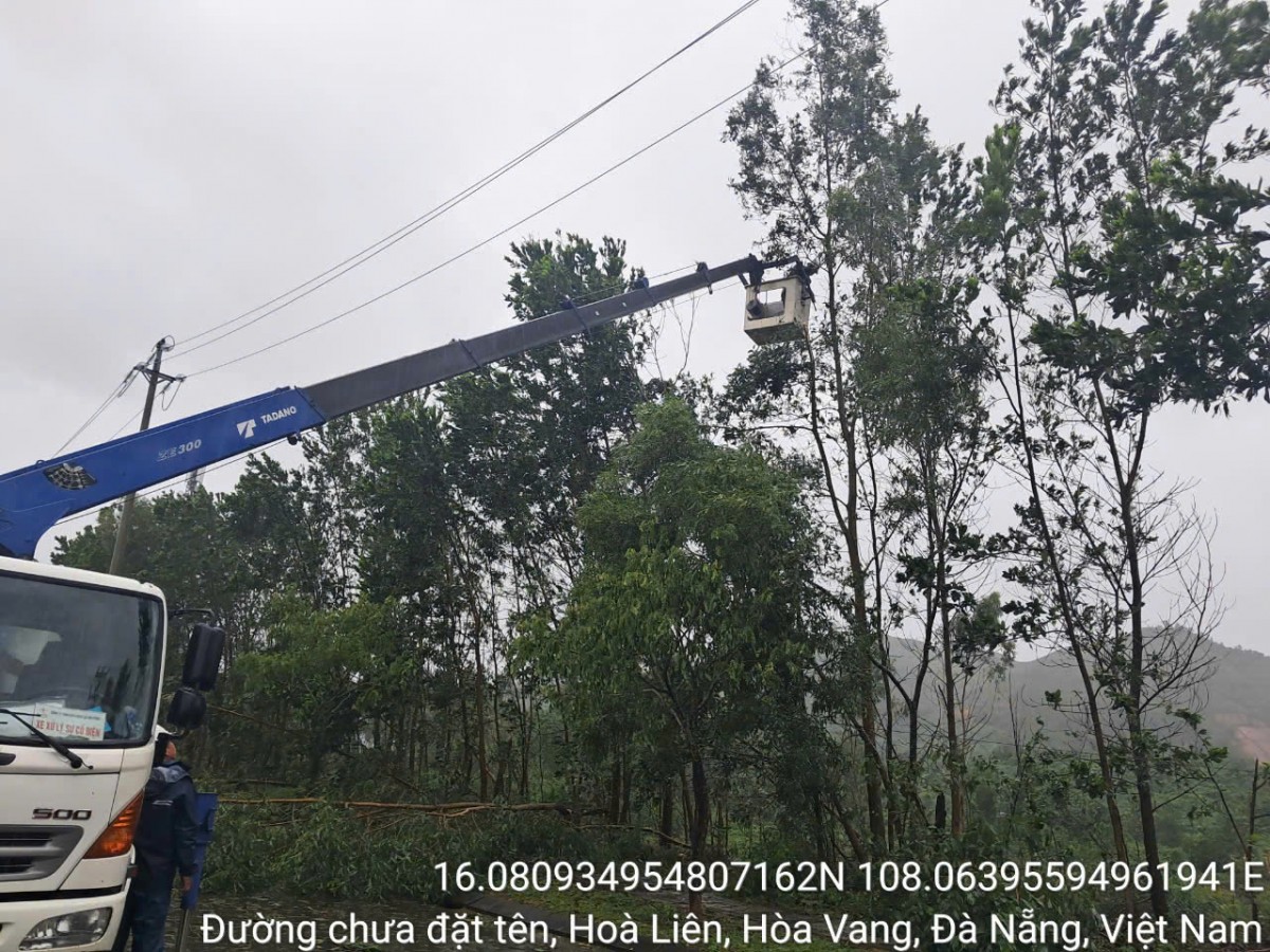 Ngành điện miền Trung khẩn trương khôi phục các sự cố mất điện do ảnh hưởng của bão số 6 (Ảnh:CTV) Ngành điện miền Trung khẩn trương khôi phục các sự cố mất điện do ảnh hưởng của bão số 6 (Ảnh:CTV)