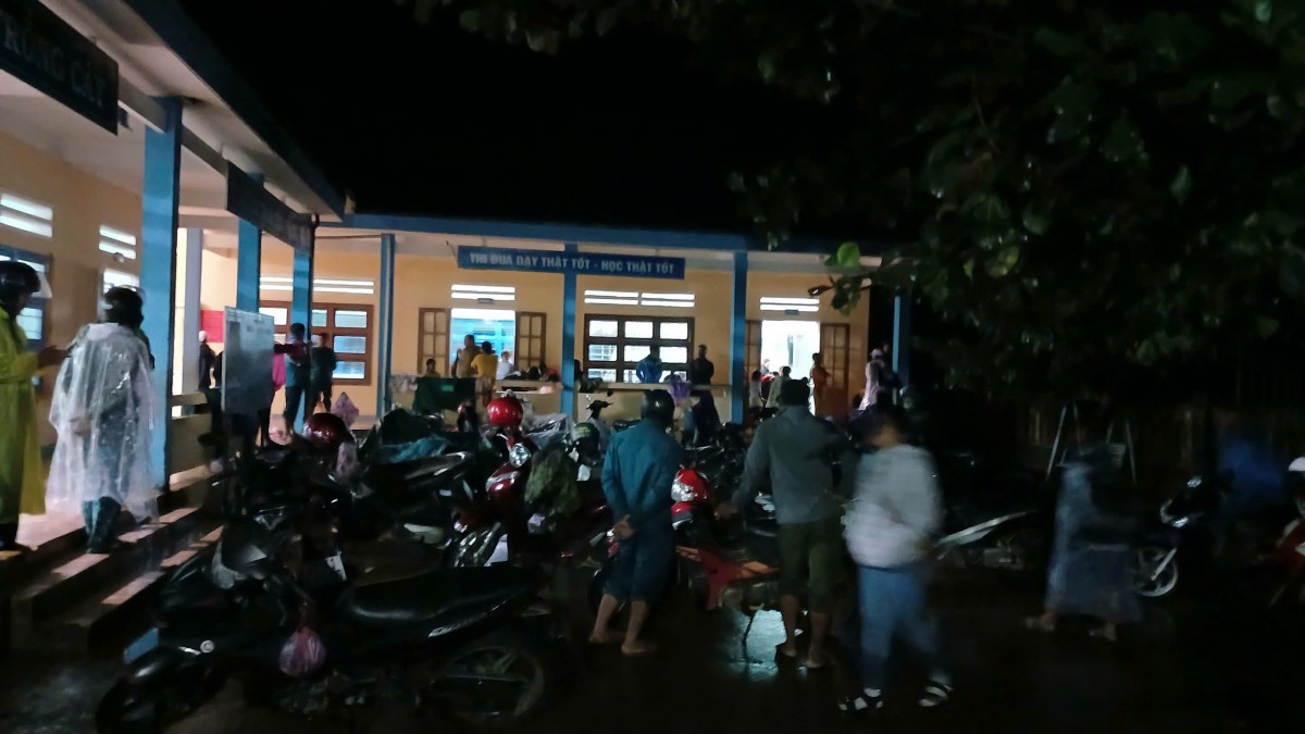 Huyện Hiệp Đức cũng đã sơ tán toàn bộ 30hộ/156 nhân khẩu tại Khu dân cư Nà Nổ, thôn Gia Cao đến Trường Tiểu học KpaKơlơng Huyện Hiệp Đức cũng đã sơ tán toàn bộ 30hộ/156 nhân khẩu tại Khu dân cư Nà Nổ, thôn Gia Cao đến Trường Tiểu học KpaKơlơng