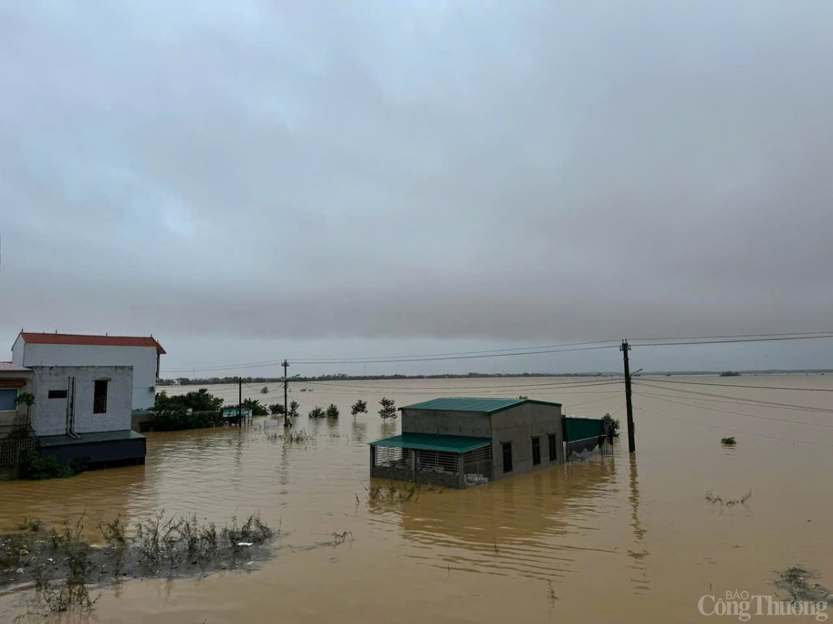 Nước lũ dâng cao nhấn chìm nhiều nhà cửa tại huyện Lệ Thuỷ