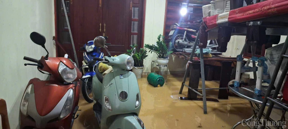 Nước lũ dâng cao nhấn chìm nhiều nhà cửa tại huyện Lệ Thuỷ