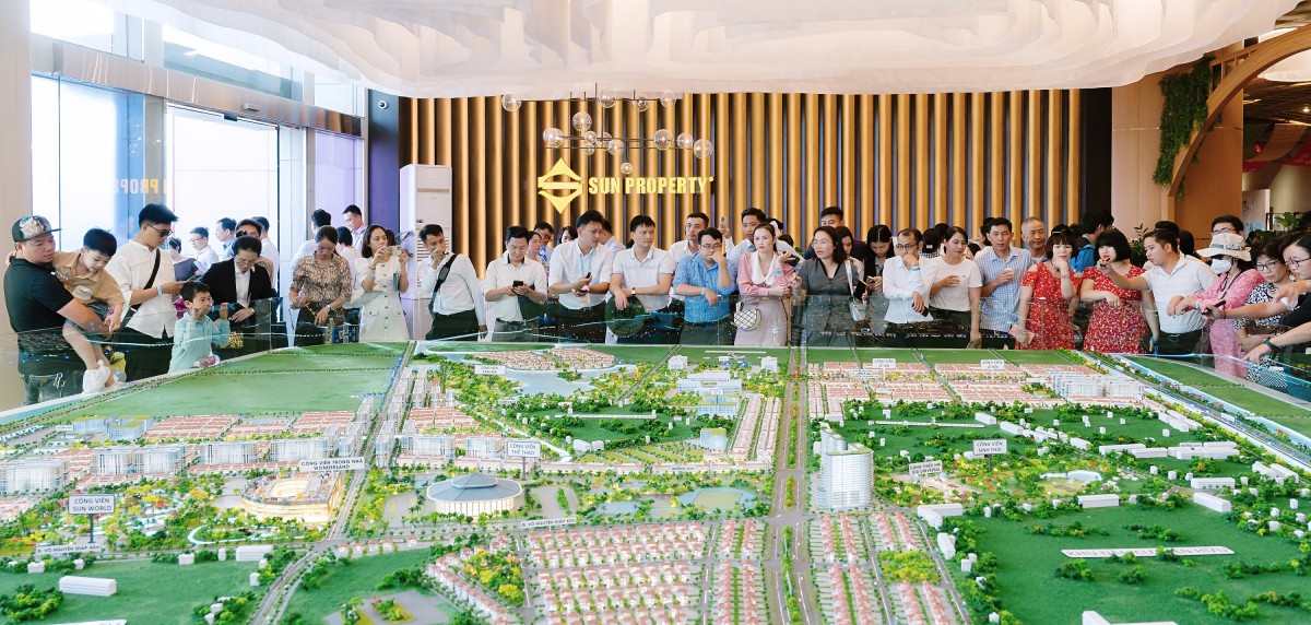 Các nhà đầu tư tham quan sa bàn dự án Các nhà đầu tư tham quan sa bàn dự án