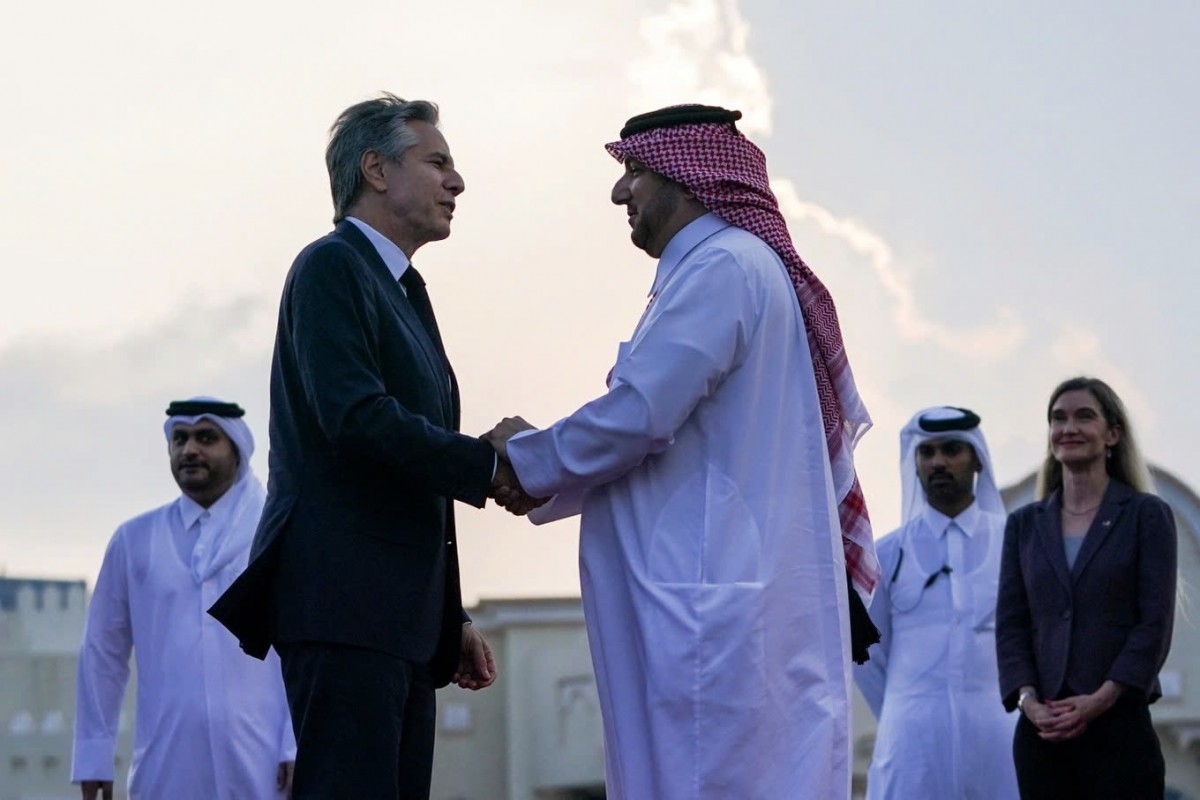 Ngoại trưởng Mỹ Antony Blinken bắt tay một quan chức Qatar tại sân bay Doha hôm 24/10 trước khi lên đường tới London, Anh. Ảnh: CNN Ngoại trưởng Mỹ Antony Blinken bắt tay một quan chức Qatar tại sân bay Doha hôm 24/10 trước khi lên đường tới London, Anh. Ảnh: CNN