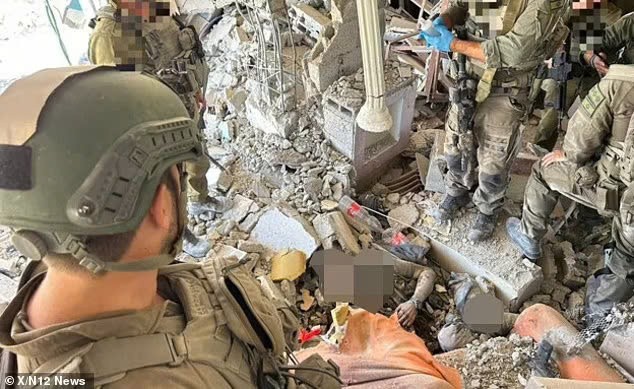 Những người lính Israel chụp ảnh xung quanh một xác chết sau đó được xác định là thủ lĩnh Hamas Yahya Sinwar, đang ở trong đống đổ nát với vết thương chí mạng ở đầu và nhiều vết thương nặng trên cơ thể. Những người lính Israel chụp ảnh xung quanh một xác chết sau đó được xác định là thủ lĩnh Hamas Yahya Sinwar, đang ở trong đống đổ nát với vết thương chí mạng ở đầu và nhiều vết thương nặng trên cơ thể.