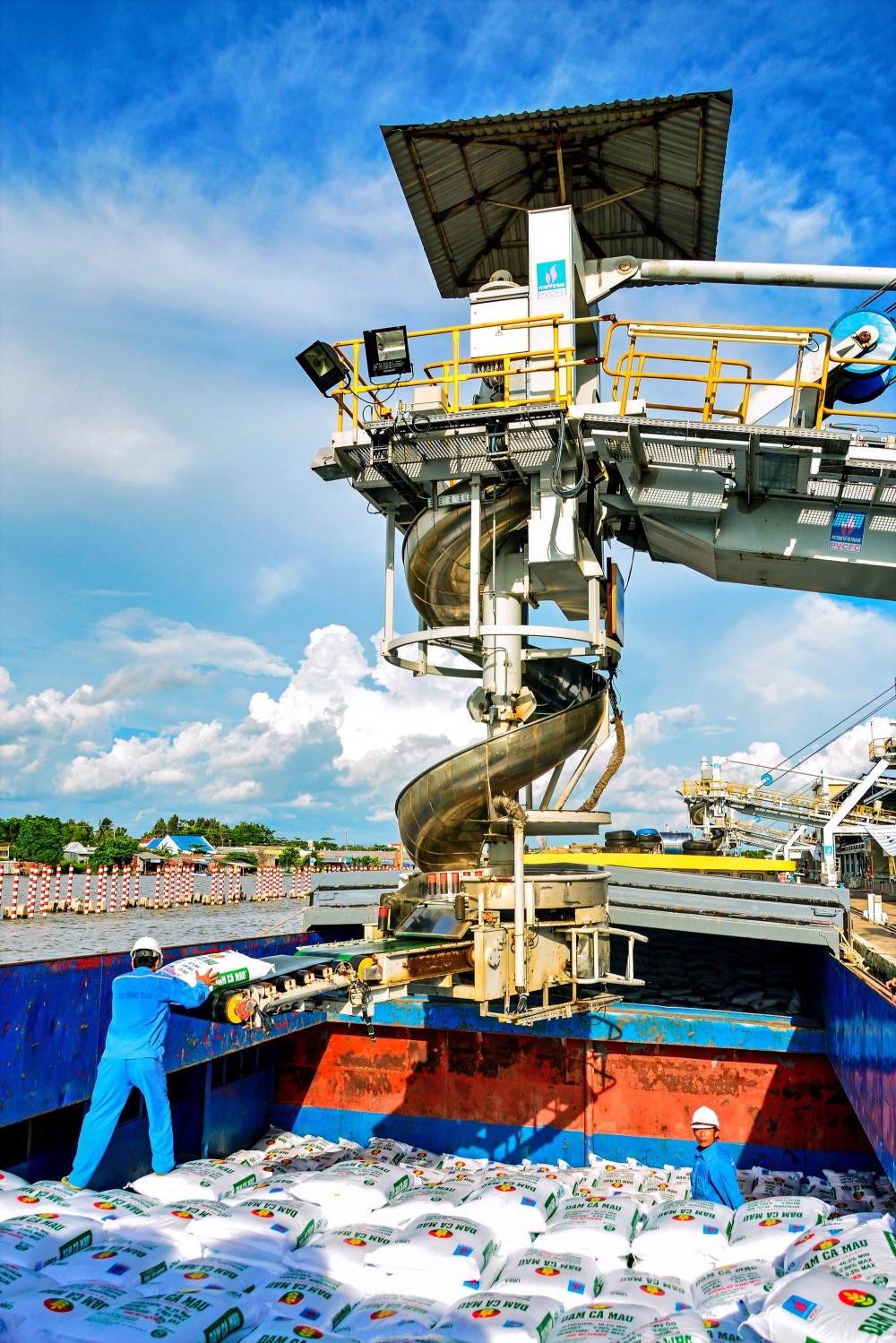 Năm 2023, sản lượng đạm hạt đục đạt 950 nghìn tấn - mức kỷ lục kể từ năm 2012 khi Tập đoàn có tấn sản phẩm đạm hạt đục đầu tiên Năm 2023, sản lượng đạm hạt đục đạt 950 nghìn tấn - mức kỷ lục kể từ năm 2012 khi Tập đoàn có tấn sản phẩm đạm hạt đục đầu tiên