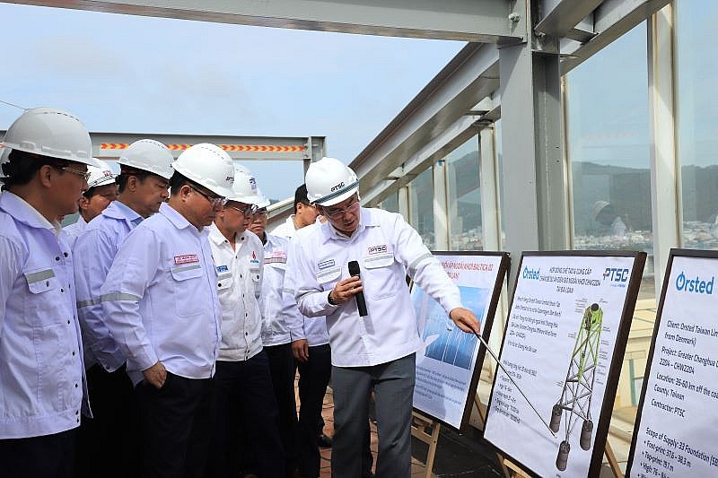 Chủ tịch HĐTV Petrovietnam Lê Mạnh Hùng thị sát khu vực thi công chân đế điện gió ngoài khơi của PTSC Chủ tịch HĐTV Petrovietnam Lê Mạnh Hùng thị sát khu vực thi công chân đế điện gió ngoài khơi của PTSC