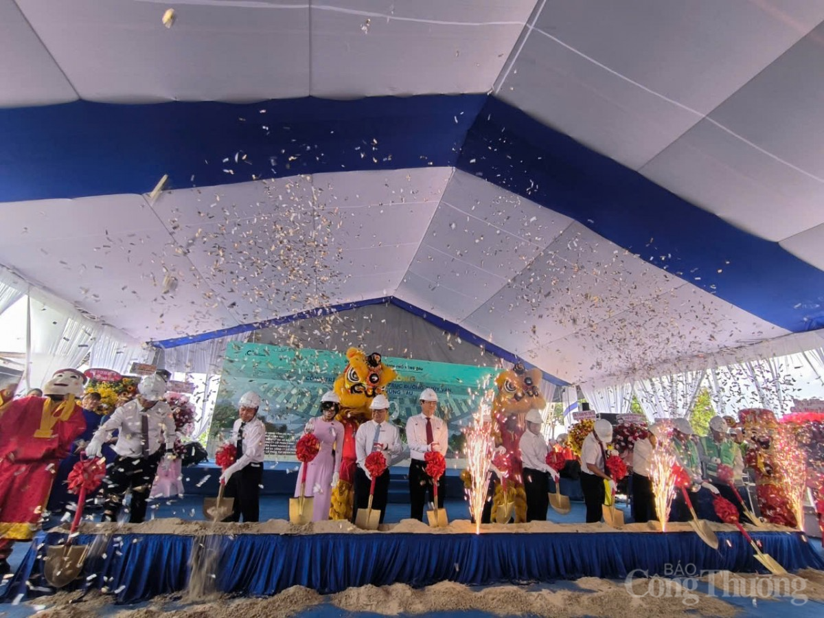 Các đại biểu thực hiện nghi thức khởi công 