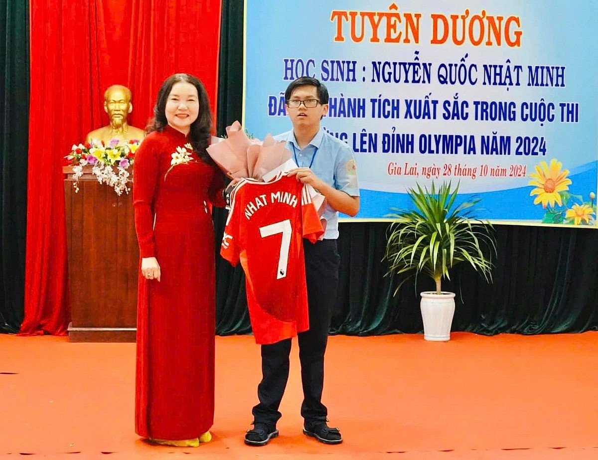 Nam sinh vào chung kết Olympia năm 2024 được Chủ tịch UBND tỉnh Gia Lai tặng bằng khen