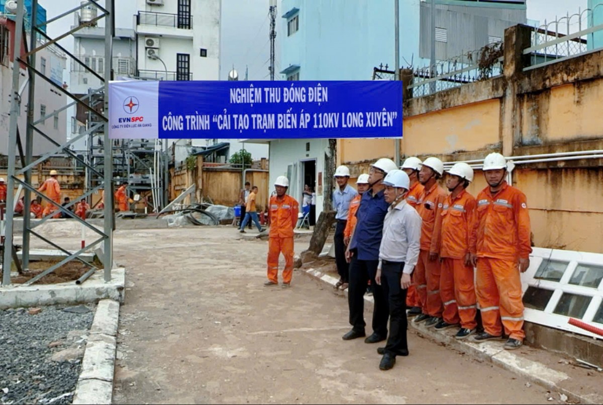 Lãnh đạo EVNSPC đến hiện trường chỉ đạo công tác đóng điện (Ảnh: PCAG) Lãnh đạo EVNSPC đến hiện trường chỉ đạo công tác đóng điện (Ảnh: PCAG)