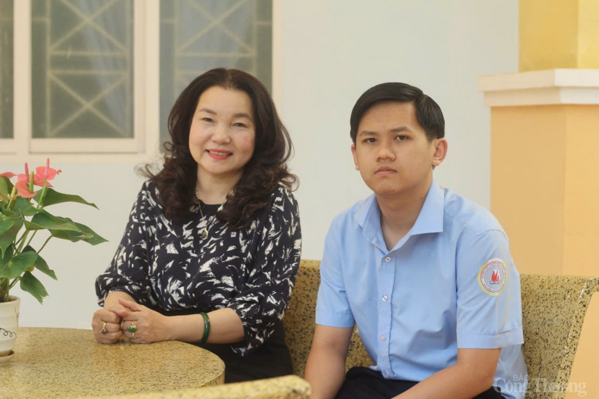 Nam sinh vào chung kết Olympia năm 2024 được Chủ tịch UBND tỉnh Gia Lai tặng bằng khen Nam sinh vào chung kết Olympia năm 2024 được Chủ tịch UBND tỉnh Gia Lai tặng bằng khen