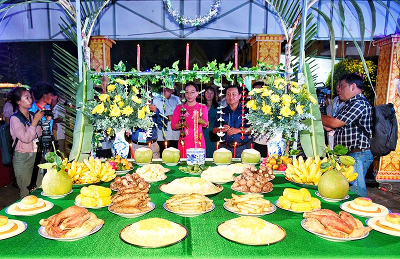 Nghi thức đầu cho nghi thức Lễ cúng Trăng Nghi thức Lễ cúng Trăng của người Khmer. Ảnh: Soctrang.gov.vn