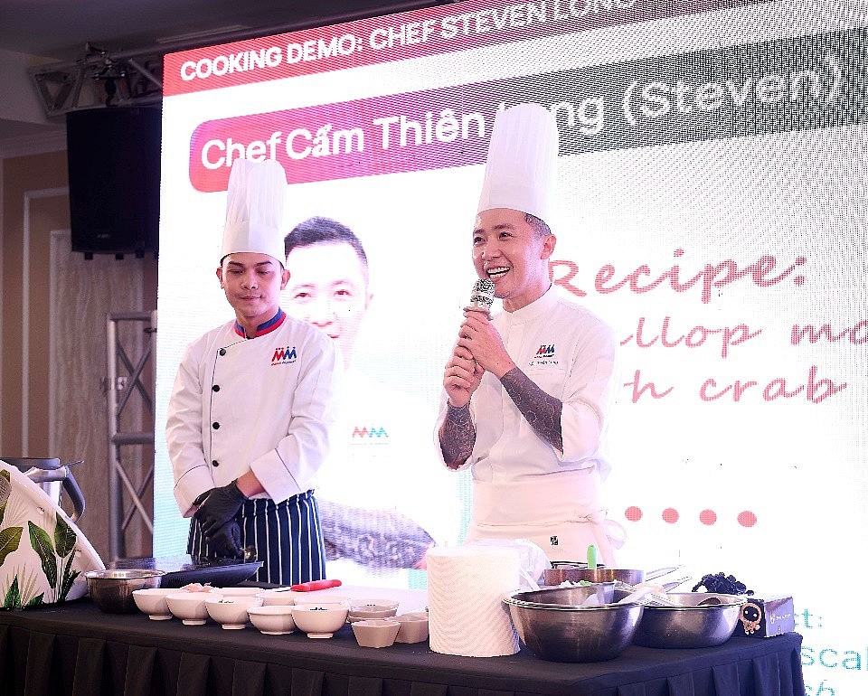 Đầu bếp Cẩm Thiên Long – Đại sứ Thương hiệu của MM Mega Market trình diễn nghệ thuật nấu ăn cho mùa lễ hội cuối năm tại sự kiện Đầu bếp Cẩm Thiên Long – Đại sứ Thương hiệu của MM Mega Market trình diễn nghệ thuật nấu ăn cho mùa lễ hội cuối năm tại sự kiện
