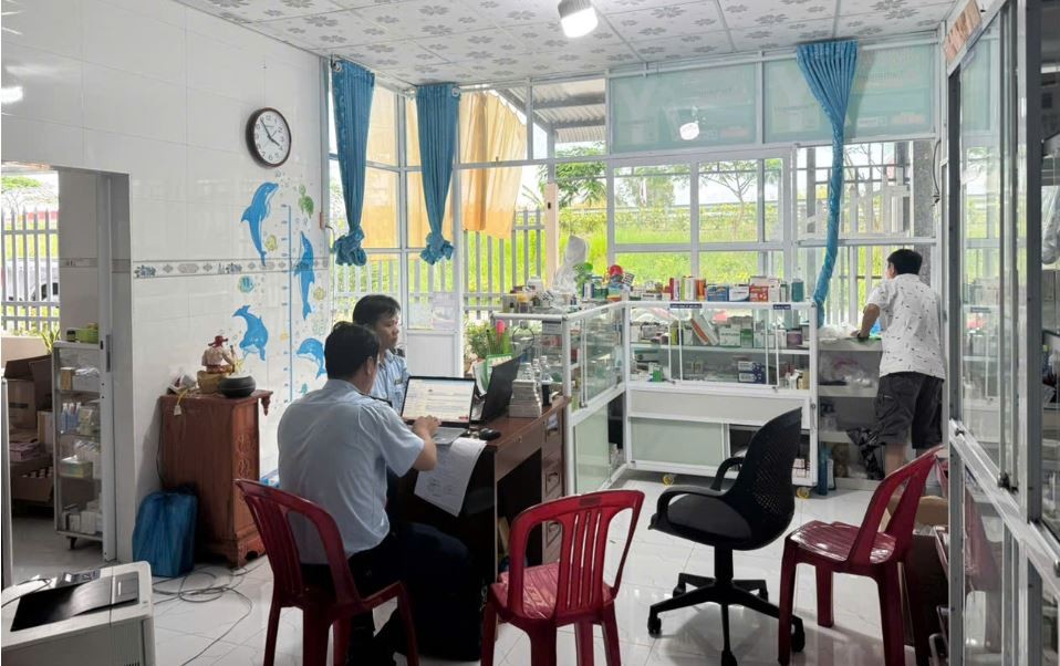 Đội Quản lý thị trường số 4 kiểm tra tại một cơ sở kinh doanh dược phẩm trên địa bàn. Ảnh Cục Quản lý thị trường tỉnh Sóc Trăng Đội Quản lý thị trường số 4 kiểm tra tại một cơ sở kinh doanh dược phẩm trên địa bàn. Ảnh Cục Quản lý thị trường tỉnh Sóc Trăng