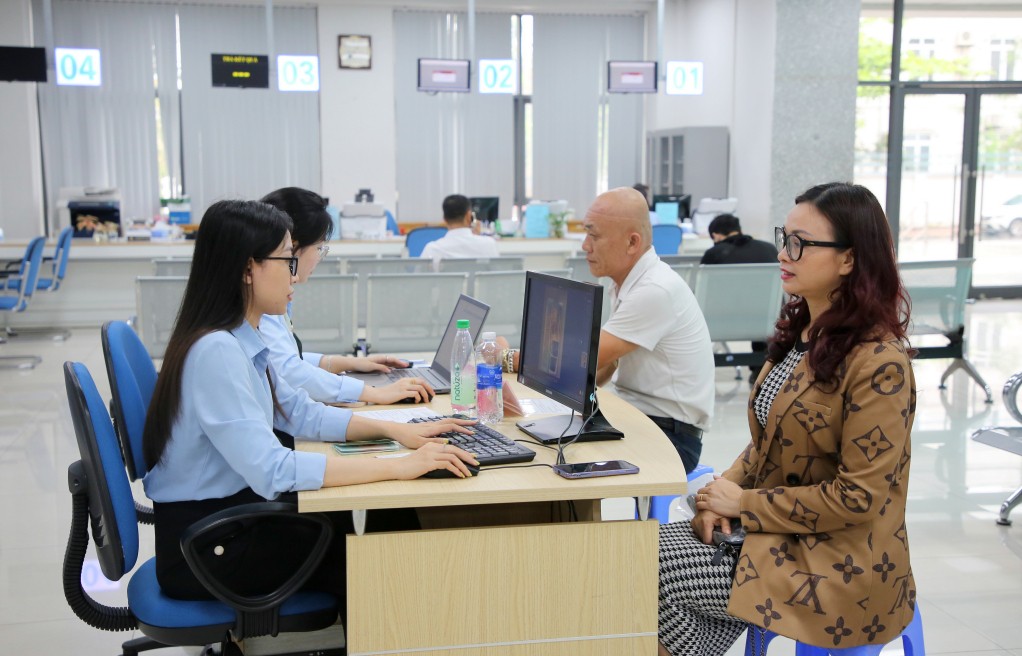 Cán bộ Trung tâm Phục vụ hành chính công tỉnh hỗ trợ người dân, doanh nghiệp giải quyết TTHC