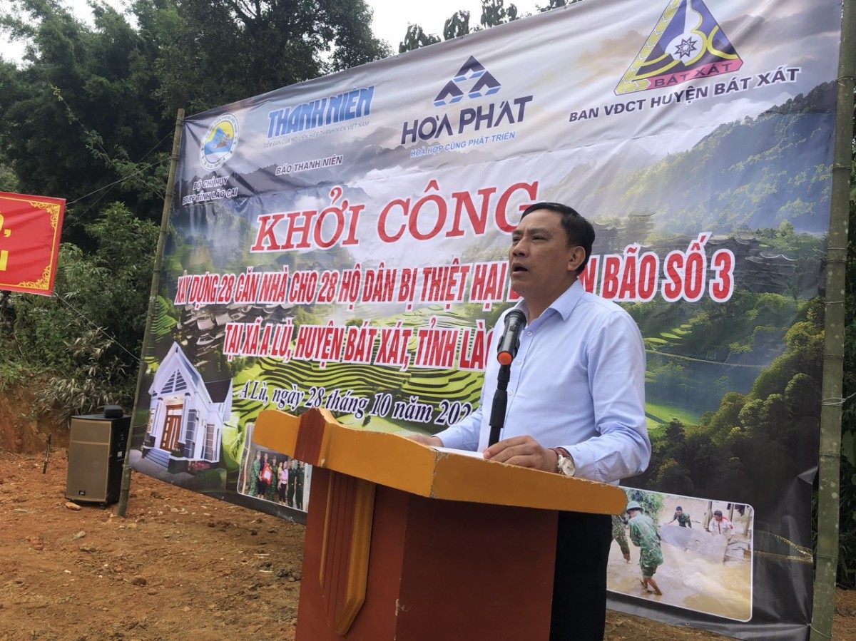 Ông Hoàng Giang - Phó Bí thư Tỉnh uỷ Lào Cai phát biểu tại lễ khởi công xây dựng 28 căn nhà cho các hộ dân bị thiệt hại do bão số 3 tại xã A Lù, huyện Bát Xát Ông Hoàng Giang - Phó Bí thư Tỉnh uỷ Lào Cai phát biểu tại lễ khởi công xây dựng 28 căn nhà cho các hộ dân bị thiệt hại do bão số 3 tại xã A Lù, huyện Bát Xát