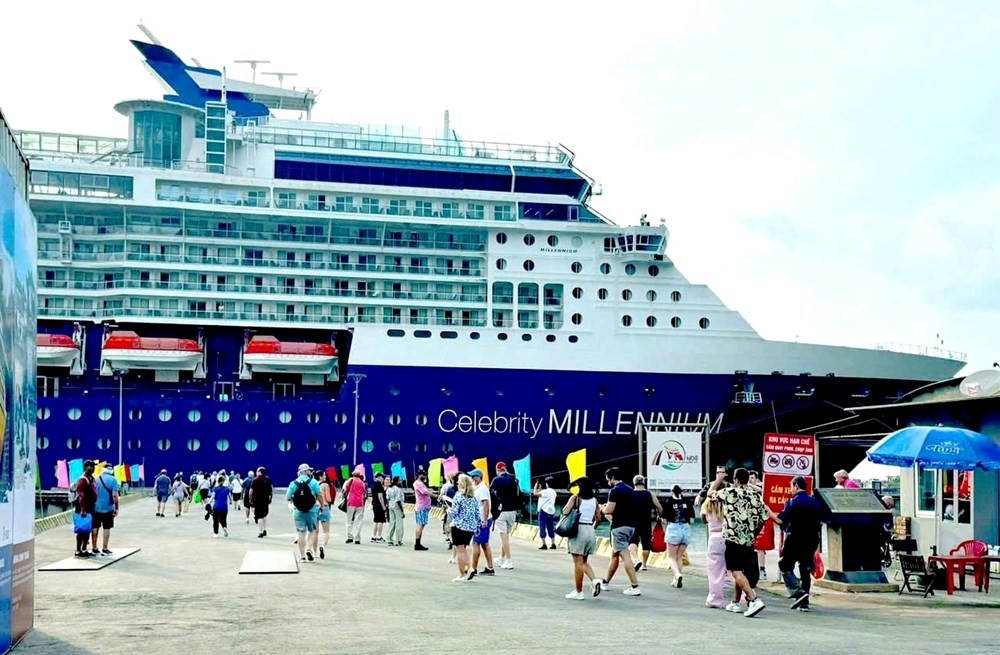 Công ty Lữ hành Saigontourist chào đón hơn 3.000 du khách quốc tế đến từ tàu Celebrity Millennium Công ty Lữ hành Saigontourist chào đón hơn 3.000 du khách quốc tế đến từ tàu Celebrity Millennium