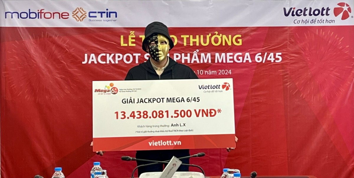 Anh L.X. nhận giải tại buổi lễ trao thưởng Vietlott Anh L.X. nhận giải tại buổi lễ trao thưởng Vietlott