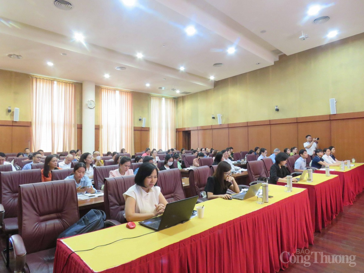 Đại diện của 80 doanh nghiệp xuất nhập khẩu tham gia tập huấn. Đại diện của 80 doanh nghiệp xuất nhập khẩu tham gia tập huấn.