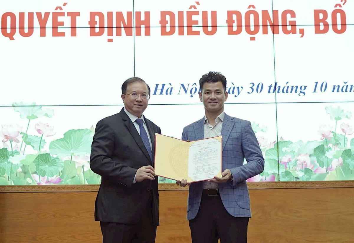 Thứ trưởng Bộ Văn hoá Thể thao và Du lịch Tạ Quang Đông trao quyết định bổ nhiệm NSND Xuân Bắc làm Cục trưởng Cục Nghệ thuật biểu diễn. Ảnh: Tình Lê. Thứ trưởng Bộ Văn hoá Thể thao và Du lịch Tạ Quang Đông trao quyết định bổ nhiệm NSND Xuân Bắc làm Cục trưởng Cục Nghệ thuật biểu diễn. Ảnh: Tình Lê.