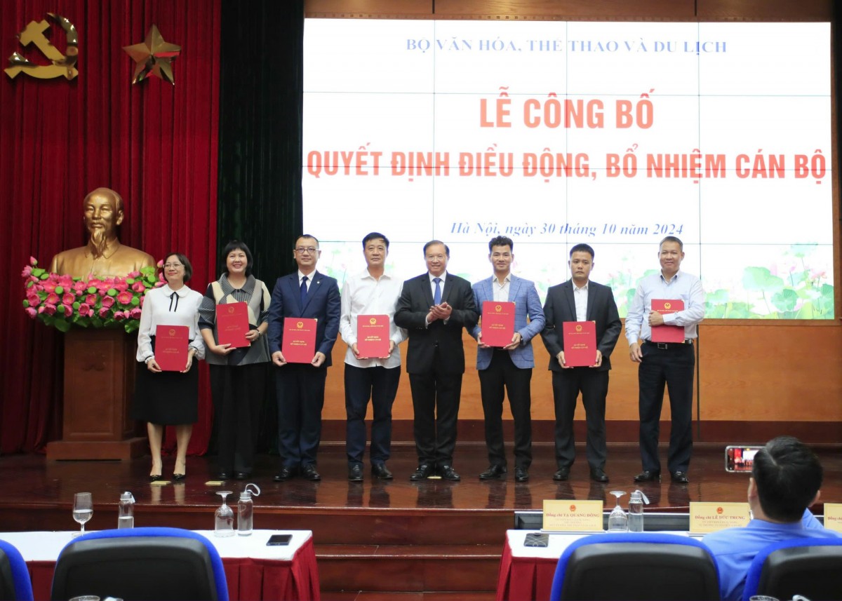 Thứ trưởng Tạ Quang Đông trao các quyết định bổ nhiệm Thứ trưởng Tạ Quang Đông trao các quyết định bổ nhiệm