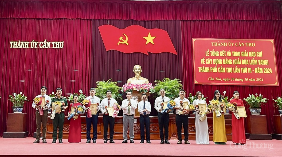 Trao giải các tác giả đạt giải khuyến khích. Ảnh Ngân Nga