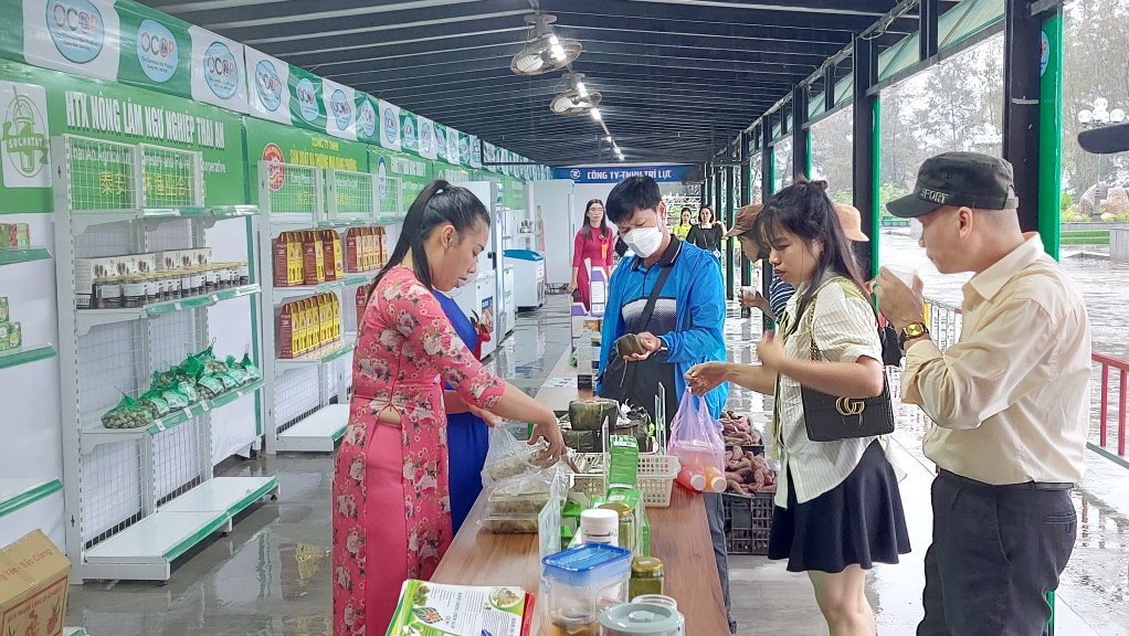 Du khách mua hàng tại “Điểm giới thiệu - Bán sản phẩm OCOP và nhà hàng ẩm thực OCOP” Du khách mua hàng tại “Điểm giới thiệu - Bán sản phẩm OCOP và nhà hàng ẩm thực OCOP”