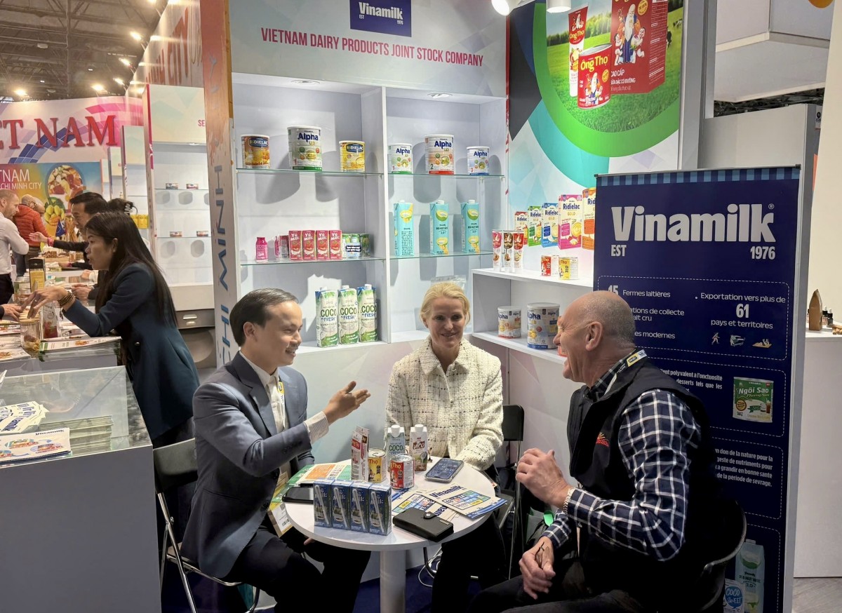 Bên cạnh sản phẩm sữa, Vinamilk cũng giới thiệu đến các khách hàng tại Pháp sản phẩm nước dừa mới Bên cạnh sản phẩm sữa, Vinamilk cũng giới thiệu đến các khách hàng tại Pháp sản phẩm nước dừa mới