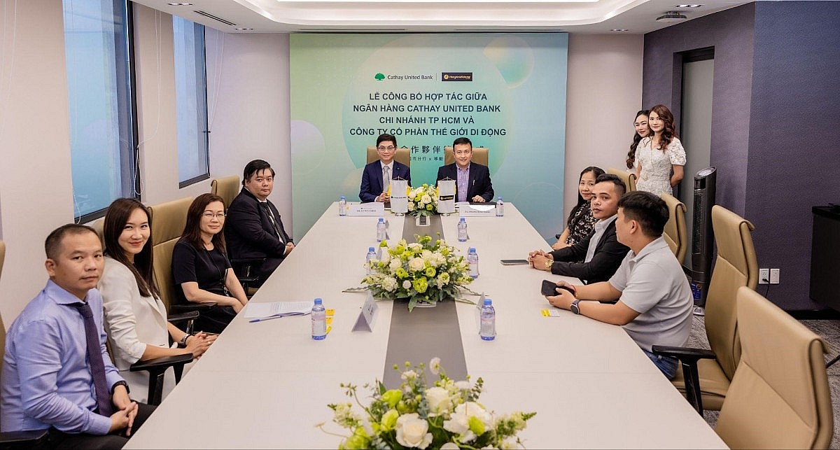 Đại diện CUB HCM (trái) và Thế Giới Di Động trao thoả thuận hợp tác. Ảnh: CUB HCM Đại diện CUB HCM (trái) và Thế Giới Di Động trao thoả thuận hợp tác. Ảnh: CUB HCM