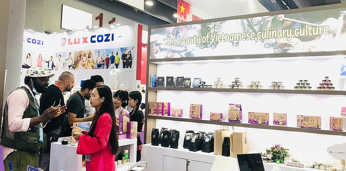 Đông đảo khách hàng quốc tế tham quan gian hàng Việt Nam Đông đảo khách hàng quốc tế tham quan gian hàng Việt Nam